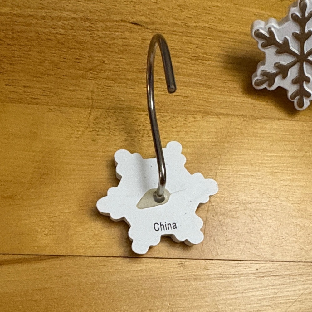 Set of 12 Tri-Tone Snowflake Resin Shower Hooks EUC White Gold Gray Silver - Picture 6 of 7